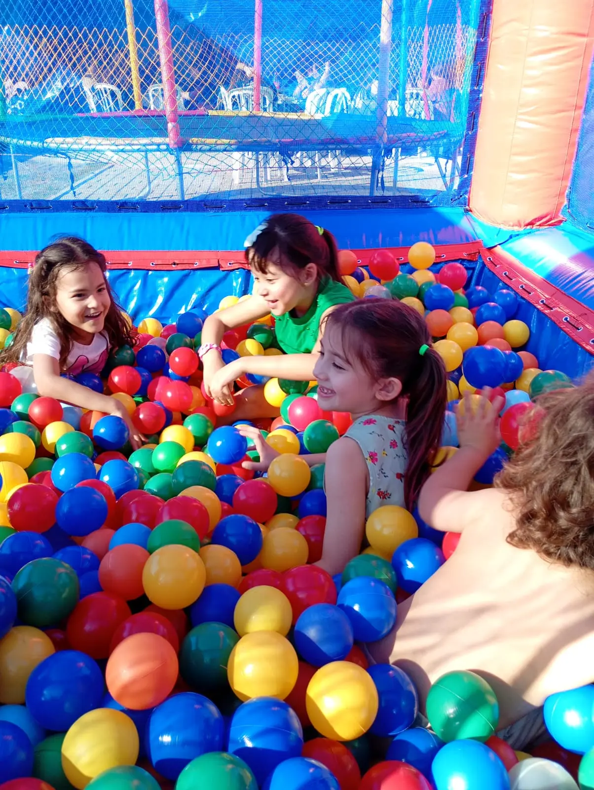 Crianças se divertindo em uma piscina de bolinhas inflável da JD Kids