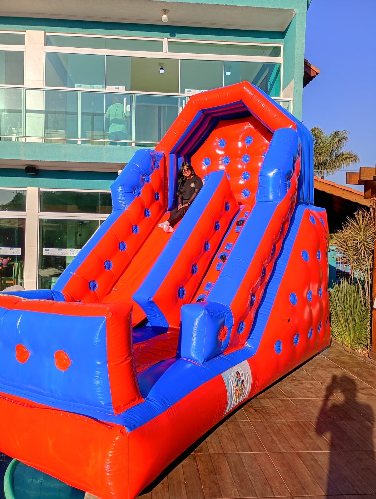 Tobogã inflável vermelho e azul da JD Kids montado ao ar livre